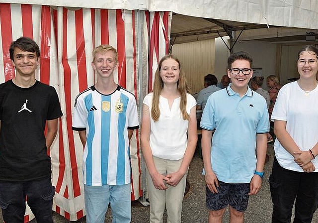 Sie wurden verabschiedet und starten nun ins Berufsleben, von links: Tony, Leon, Ladina, Antonio und Sara. (Bild -ter.)