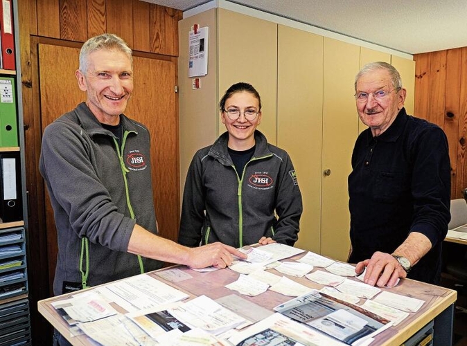 Deborah Schneebeli als Mitglied des Familienbetriebs, flankiert von ihrem Vater und Chef Köbi (links) und vom Grossvater und Firmengründer Jack Schneebeli, der ebenfalls im Betrieb mitarbeitet.