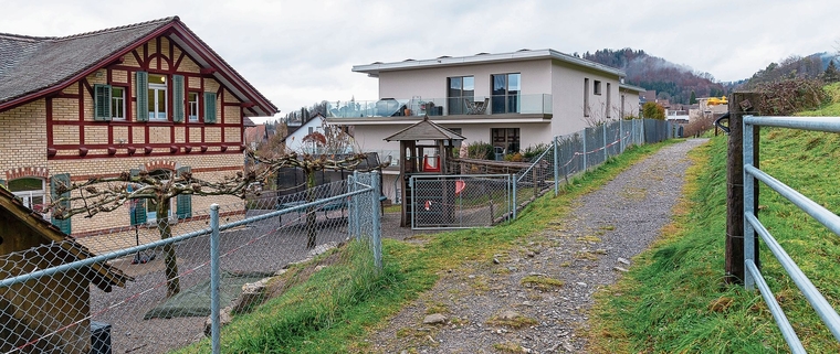 Wird von der Gemeinde auf einer Länge von 140 Meter mit einem Trottoir und einem Wanderweg versehen und im restlichen Teil im Rahmen einer Überbauung auf 3,5 Meter Breite ausgebaut: der Wigarteweg in Hausen. (Bild Daniel Vaia)