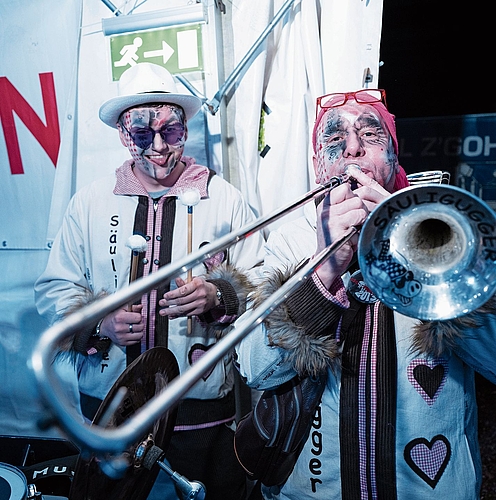 Am Höckler Ball in Hedingen herrschte ausgelassene Stimmung, und die Guggen spielten fetzige Musik. (Bilder Nico Ilic) Am Höckler Ball in Hedingen herrschte ausgelassene Stimmung, und die Guggen spielten fetzige Musik. (Bilder Nico Ilic)