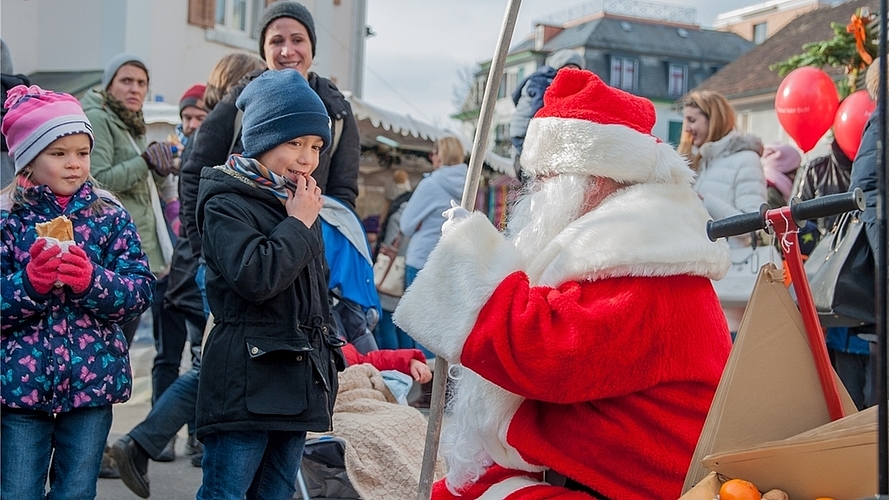 Samichlaus und Schmutzli hörten sich «Sprüchli» an und verteilten Orangen und Nüssli an die allesamt braven Kinder. (Bilder Salomon Schneider)