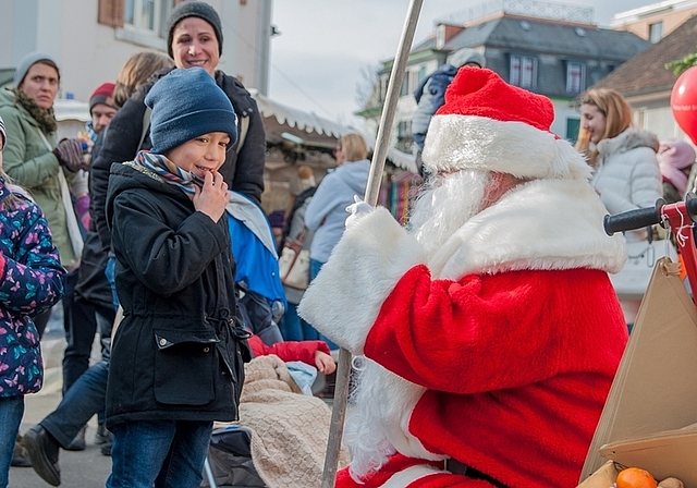 Samichlaus und Schmutzli hörten sich «Sprüchli» an und verteilten Orangen und Nüssli an die allesamt braven Kinder. (Bilder Salomon Schneider)