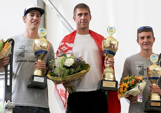 Sieger Anton Kushnir, flankiert von den Schweizern Nicolas Gygax (links, Rang 2) und Noé Roth (Rang 3). <em>(Bild Markus Schädler)</em>