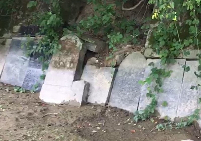 Die Grabsteine wurden in den späten 60er-Jahren als Material für Uferverbauungen verwendet. <em>(Bild zvg.)</em>