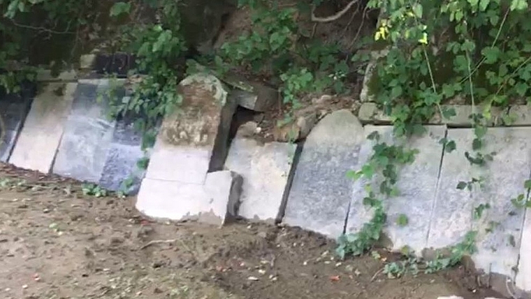 Die Grabsteine wurden in den späten 60er-Jahren als Material für Uferverbauungen verwendet. <em>(Bild zvg.)</em>