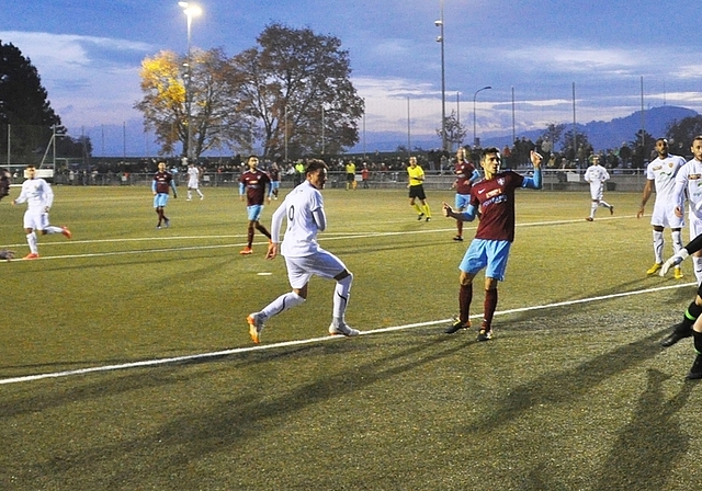 Höngg-Keeper Blank bleibt beim 1:1-Ausgleich durch Capone (Nr. 9) nur das Nachsehen. <em>(Bild Kaspar Köchli)</em>