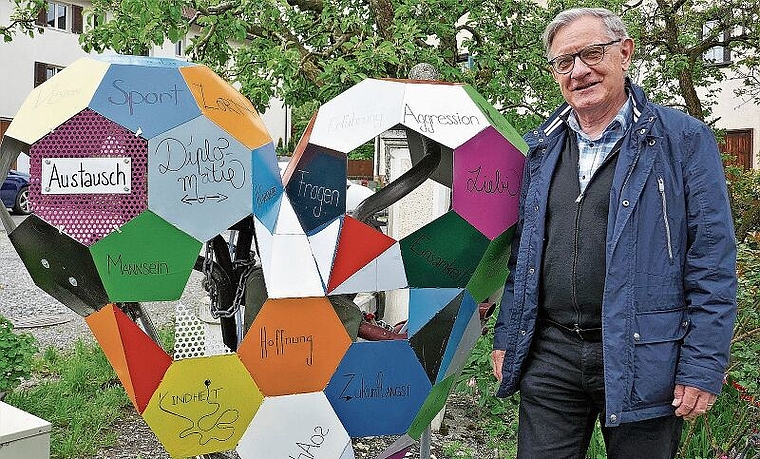 Gemeindepräsident Erwin Leuenberger gefällt das Männerherz von Kunstschmied Daniel Hedinger. (Bild Regula Zellweger)