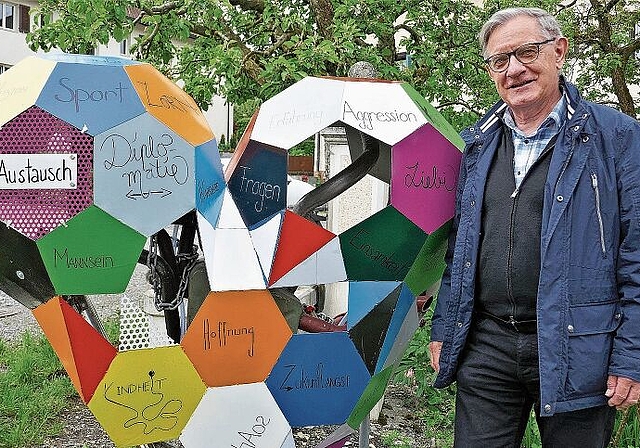 Gemeindepräsident Erwin Leuenberger gefällt das Männerherz von Kunstschmied Daniel Hedinger. (Bild Regula Zellweger)