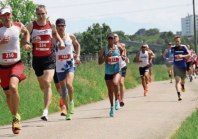 Adrian Brennwald (links) läuft der Konkurrenz bereits wieder davon – hier am Pfingstlauf, Wohlen. (Bild zvg.)
