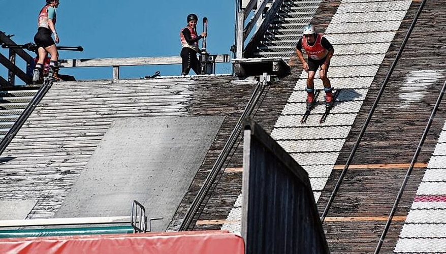 ...nimmt Anlauf auf der grossen Schanze im Jumpin Mettmenstetten... ...nimmt Anlauf auf der grossen Schanze im Jumpin Mettmenstetten...