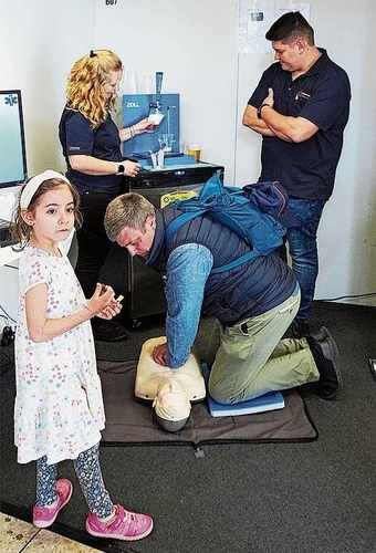 An diesem Stand konnte man die Anwendung der Herzdruckmassage
         
         
            bei Kreislaufstillstand üben.
         
         
            
               (Bilder Urs E. Kneubühl)