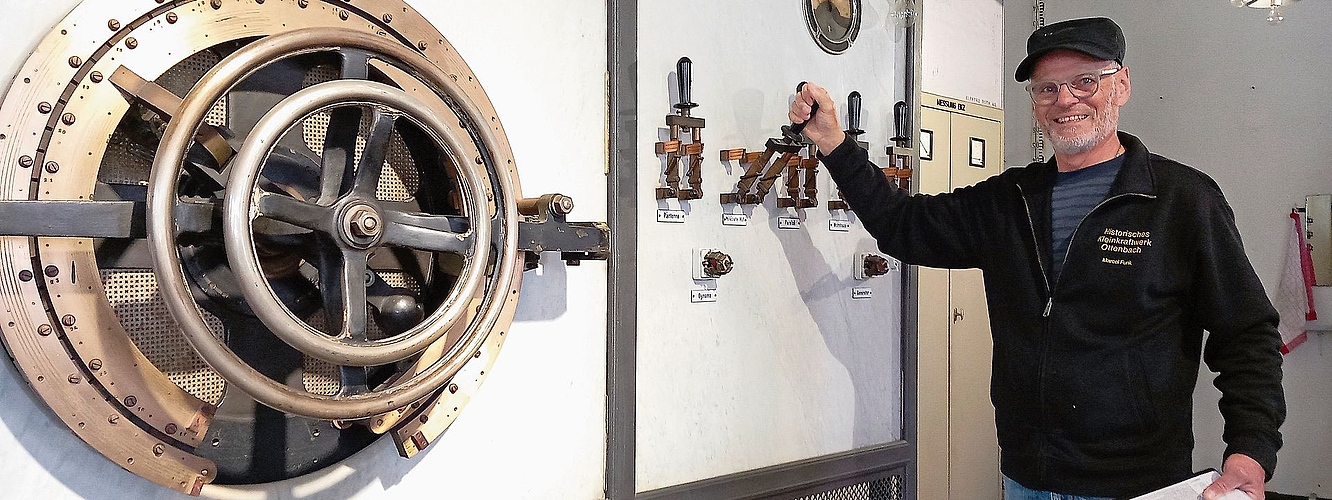 Marcel Funk an der Jugendstil-Schalttafel des Kraftwerks, die bereits einmal ins Depot des Technoramas Winterthur abtransportiert war, aber den Weg zurück nach Ottenbach gefunden hat.