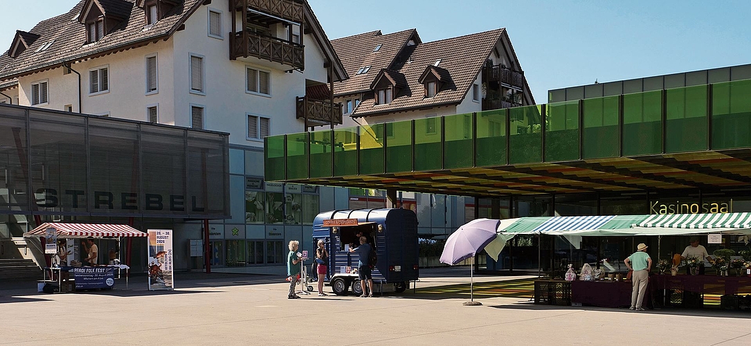 Der Marktplatz mag kahl wirken, aber es sind jeden Samstag immer mindestens zwischen sieben und neun Standbetreibende vor Ort.