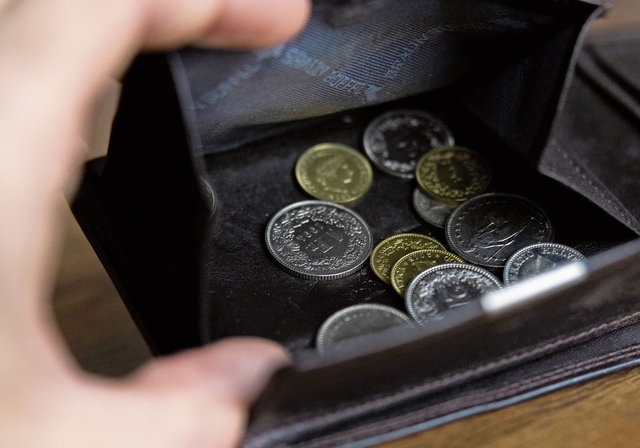 Nach der Pensionierung ist auch in der Schweiz bei vielen Menschen das Geld knapp. (Symbolbild Severin Bigler)