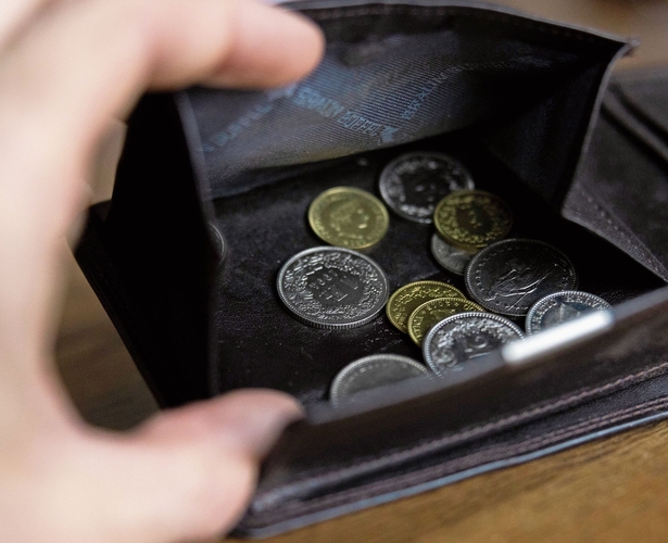 Nach der Pensionierung ist auch in der Schweiz bei vielen Menschen das Geld knapp. (Symbolbild Severin Bigler)
