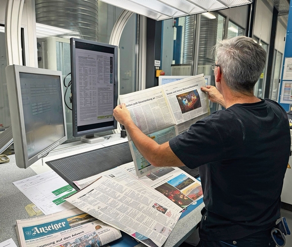 Am Druckleitstand in Aarau werden die ersten Exemplare inspiziert.