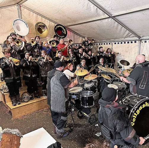 Die Vollgashöckler aus Hedingen bei ihrem Auftritt am Füürball.