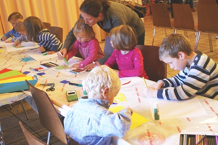 Rege Beteiligung am Zeichen-Tisch. Die Kunstwerke wurden anschliessend versteigert. (Bilder Thomas Stöckli)
