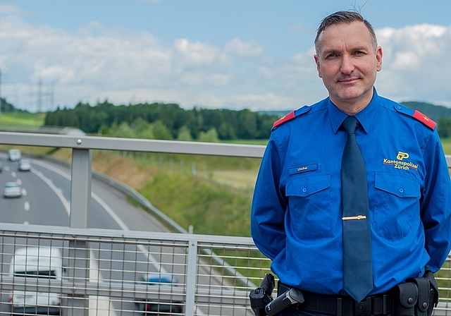 Martin Litscher auf der Fahrradbrücke über die Autobahn A4 in Affoltern. Durch die Autobahn ist die Region Limmattal/Albis näher zusammengerückt. (Bild Salomon Schneider)