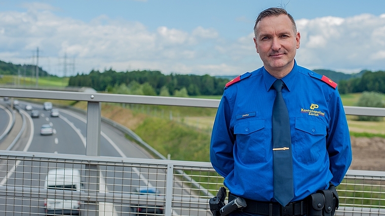 Martin Litscher auf der Fahrradbrücke über die Autobahn A4 in Affoltern. Durch die Autobahn ist die Region Limmattal/Albis näher zusammengerückt. (Bild Salomon Schneider)