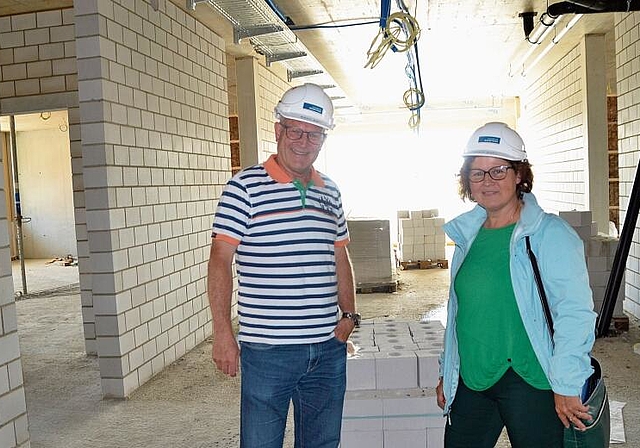 Baustellenführung mit Schulpräsidentin Andrea Sidler und Hochbauvorstand Toni Schönbächler. Das Panoramafenster 
hinten ist die Lichtquelle, links der Eingang zum Gruppenraum und Durchblick zum Klassenzimmer. (Bilder Thomas Stöckli)