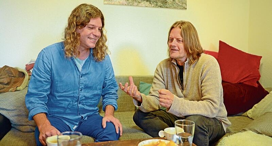 Martin Gaisser (links) und Ron Sumners sind vom Appenzell bis nach Genf gefahren, um die zahlreichen Menschen zu interviewen, welche die Bandgeschichte mitgeprägt haben. (Bild Salomon Schneider)