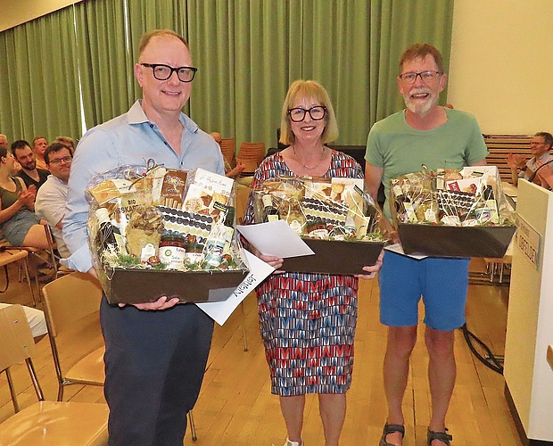 Am Ende der Gemeindeversammlung gab es eine Reihe von Verabschiedungen/Ehrungen, hier im Bild Ralph Kleiner (4 Jahre als Präsident der Rechnungsprüfungskommission), Mirjam Heinemann (8 Jahre als RPK-Mitglied), Hansjörg Schmidhauser (8 Jahre als RPK-Mitglied). (Bilder Marcus Weiss)
