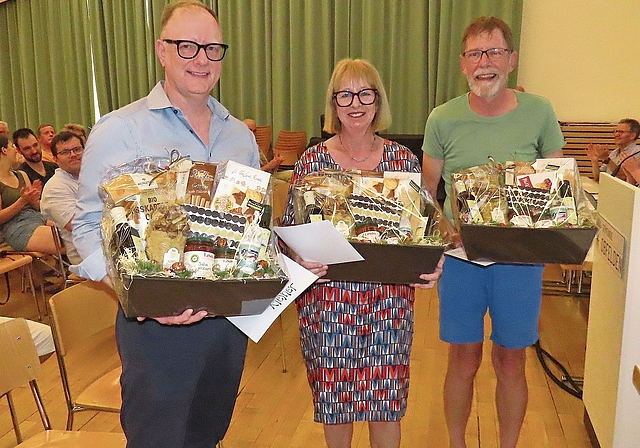 Am Ende der Gemeindeversammlung gab es eine Reihe von Verabschiedungen/Ehrungen, hier im Bild Ralph Kleiner (4 Jahre als Präsident der Rechnungsprüfungskommission), Mirjam Heinemann (8 Jahre als RPK-Mitglied), Hansjörg Schmidhauser (8 Jahre als RP