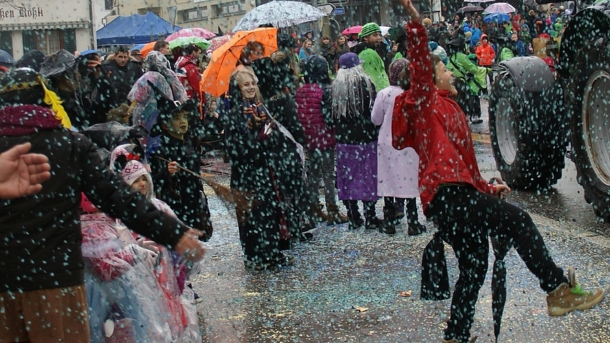 Tanzen im Konfetti-Regen. Tanzen im Konfetti-Regen.