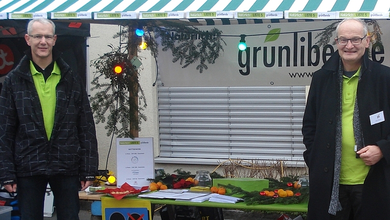 Politisch stehen sich Hans Wiesner (rechts) und Ronald Alder näher als hier am glp-Stand am Affoltemer Chlausmärt. (Bild zvg.)