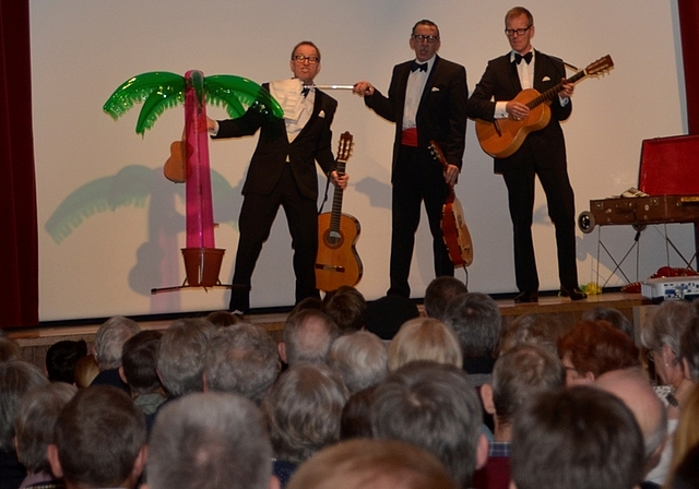 Start ins neue Jahr mit viel Klamauk: Das Trio «Los Chicos Perfidos». (Bilder Martin Mullis)