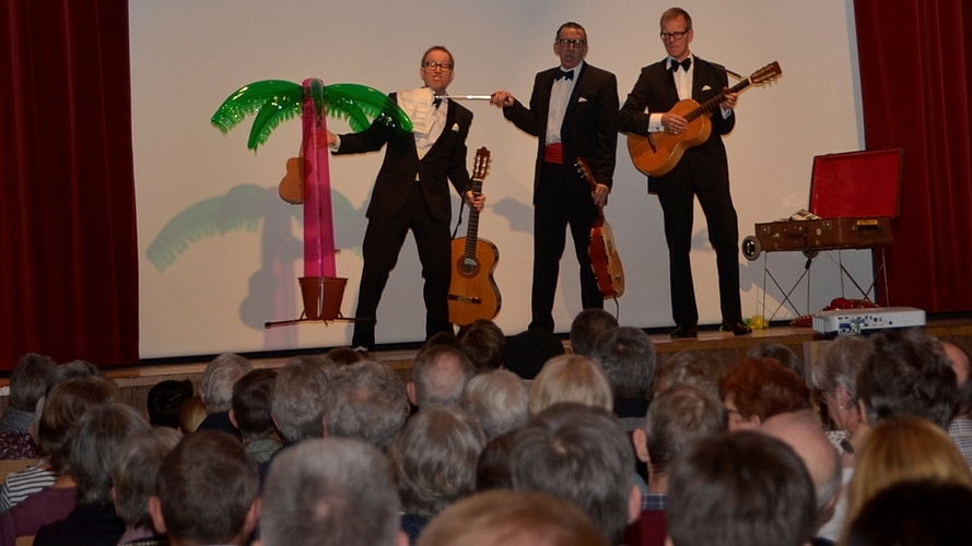 Start ins neue Jahr mit viel Klamauk: Das Trio «Los Chicos Perfidos». (Bilder Martin Mullis)