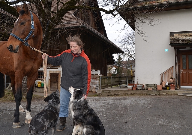 Seit Jahrzehnten sind Elvira Weber (hier mit Stute Doja und den Hunden Gipsj (links) und Obelix) und ihre Familie hier zu Hause. Nun hat die Stadt Zürich einen Käufer fürs Wohnhaus samt Scheune und Waschhaus (verdeckt). (Bild Thomas Stöckli)