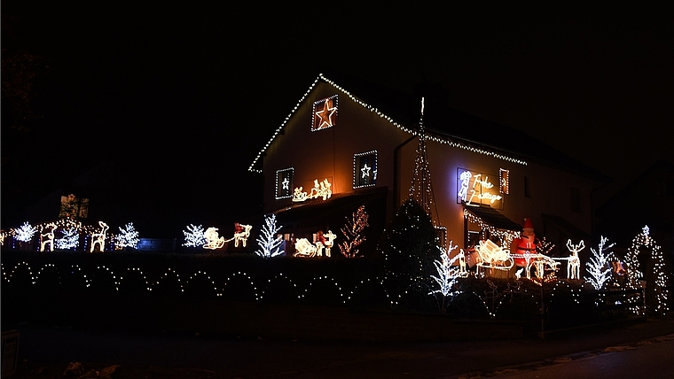 Mehr ist mehr: Vom 6. Dezember bis 6. Januar lassen Luisa und Enrique Hediger Haus und Garten in allen Farben erstrahlen.<em> (Bilder Livia Häberling)</em>