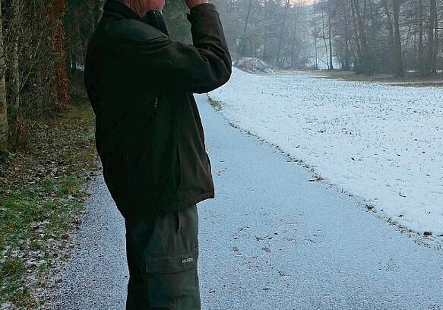 Um die Tiere im Dickicht zu orten, setzt Bruno Schicker ein Wärmesichtgerät ein. (Bild Angela Bernetta)