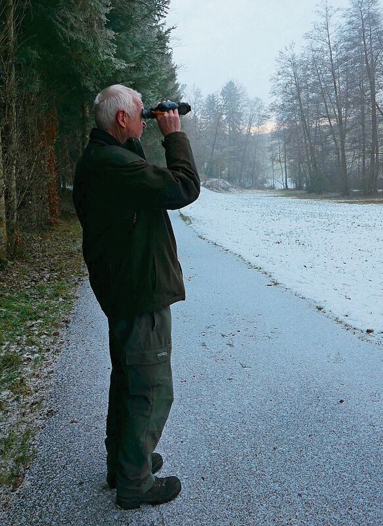 Um die Tiere im Dickicht zu orten, setzt Bruno Schicker ein Wärmesichtgerät ein. (Bild Angela Bernetta)