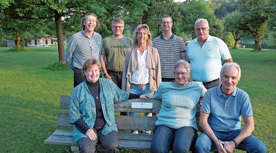 Zum Geburtstag posiert der Vorstand natürlich um eine der VVH-Bänke am Türlersee. Vorne von links: Eveline Aufiero mit ihrer Vorgängerin Brigitt Maier 
