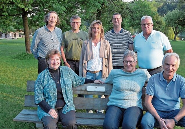 Zum Geburtstag posiert der Vorstand natürlich um eine der VVH-Bänke am Türlersee. Vorne von links: Eveline Aufiero mit ihrer Vorgängerin Brigitt Maier 