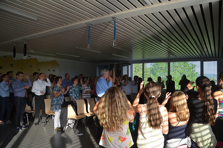 Zur Einweihung gaben Schülerinnen und Schüler ein Konzert im Gammasaal: Die Gäste wurden zum Mittanzen und Mitsingen animiert. (Bild sals)