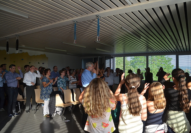 Zur Einweihung gaben Schülerinnen und Schüler ein Konzert im Gammasaal: Die Gäste wurden zum Mittanzen und Mitsingen animiert. (Bild sals)