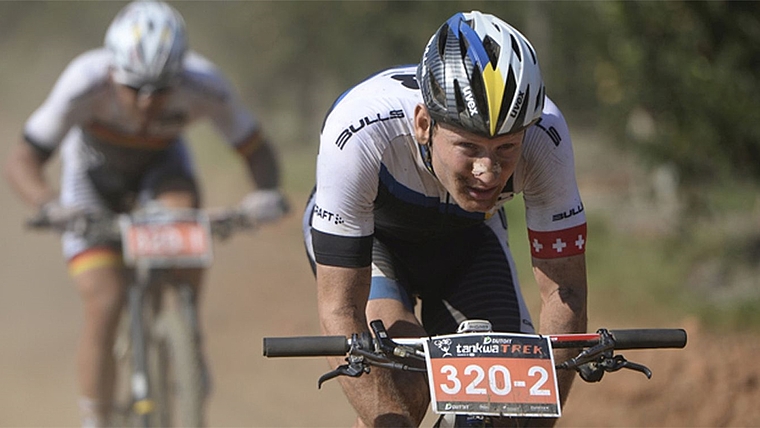 Urs Huber vor Karl Platt: Das Team gewinnt zum Saisonauftakt den afrikanischen Tankwa Dreietappen-Bikemarathon. (Bild Zoon Cronje)