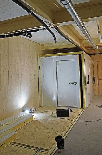 Auf dem Holzbelag entsteht eine Kühlzelle. Auf dem Holzbelag entsteht eine Kühlzelle.
