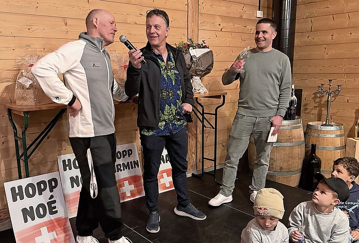 Aerials-Nationaltrainer Michel Roth, ehemaliger Olympiagold-Gewinner Sonny Schönbächler und Jumpin-Präsident Andreas Isoz im Gespräch.