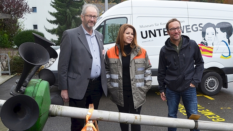 Sirenenübergabe: Robert Sidler, Gemeinderat in Stallikon, Gabriela Bolleter vom Sicherheitszweckverband Albis und Juri Jaquemet, Sammlungskurator des Museums für Kommunikation in Bern. <em>(Bild Thomas Stöckli)</em>