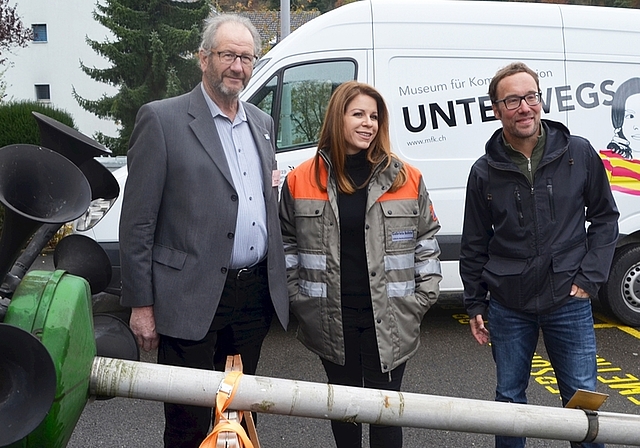 Sirenenübergabe: Robert Sidler, Gemeinderat in Stallikon, Gabriela Bolleter vom Sicherheitszweckverband Albis und Juri Jaquemet, Sammlungskurator des Museums für Kommunikation in Bern. <em>(Bild Thomas Stöckli)</em>