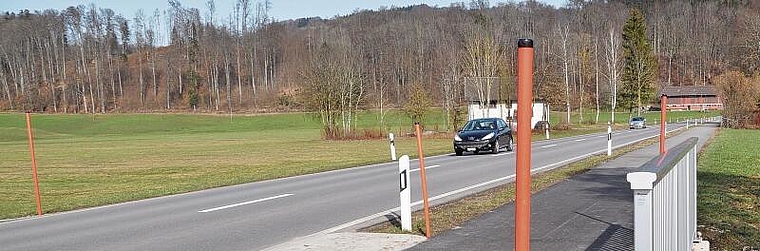 Die Albisstrasse zwischen Rifferswil und dem Weiler Schonau verleitet immer wieder zum Rasen. Im Sommer 2021 tappten hier drei Junglenker in die Radarfalle. (Archivbild)