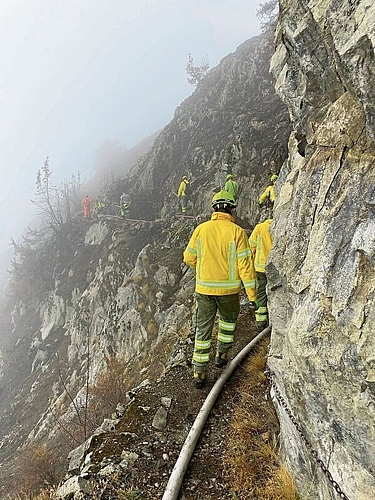 Das unwegsame Gelände hat die Löscharbeiten erschwert. (Bilder zvg / tst.)