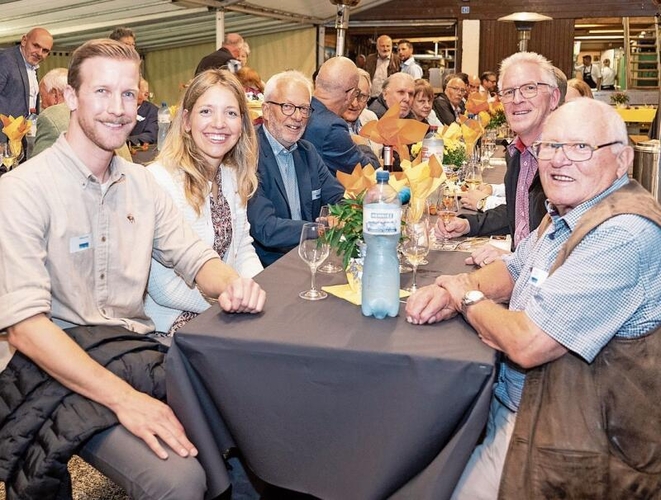 Philipp Kröbl, Jessica Suter (Präsidentin Gewerbeverein Oberamt), Ruedi Fornaro (Gemeindepräsident Hedingen), Claudio Rüttimann und Karl Graf (v. l.).