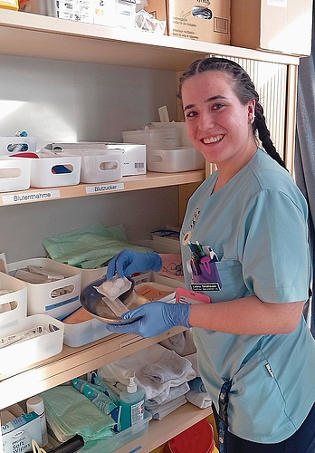 Ladina Simshäuser zeigt, wie sie beim Zusammenstellen der Utensilien für Ihre Arbeit an den Patienten vorgeht. (Bilder Marcus Weiss) Ladina Simshäuser zeigt, wie sie beim Zusammenstellen der Utensilien für Ihre Arbeit an den Patienten vorgeht. (Bilder Marcus Weiss)