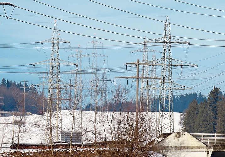 Zoomaufnahme von der Fussgängerbrücke nördlich der Autobahnraststätte Knonauer Amt nach Nordwesten. In diesem Bereich können bestehende Masten für die neue 380-Kilovolt-Leitung nach Niederwil AG benutzt werden.